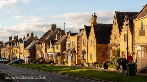 broadway  cotswolds houses
