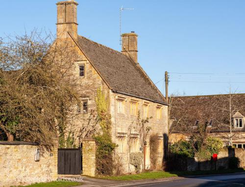 Cotswold stone house in Broadwell