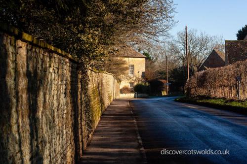 Road leading towards Broadwell Farm