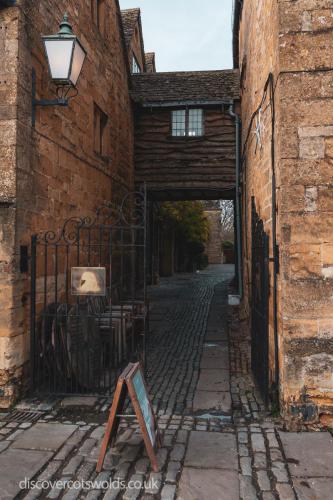 The passage way leading to the rear of the Lygon Arms Hotel in Broadway